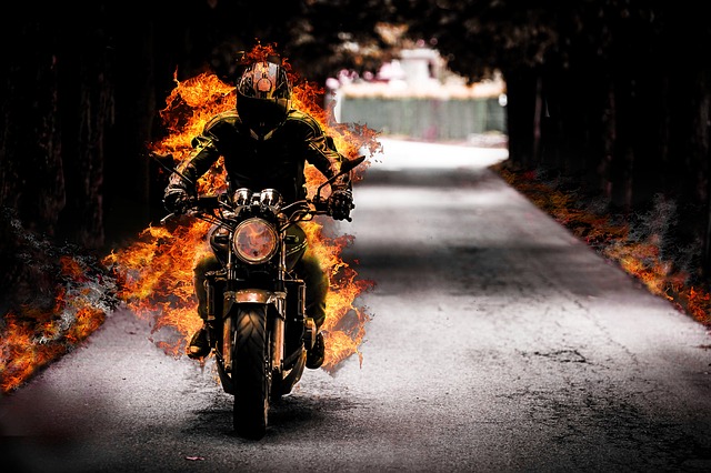 Jazdec na motorke, plamene.jpg