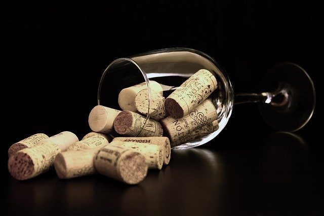 vínový pohár a korky.jpg